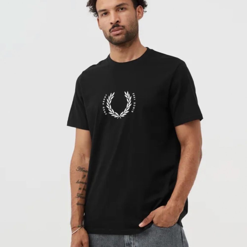 Fred Perry Crewneck T-shirt in Black with Crest Logo - M4583 Size Medium - NWT